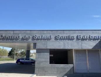 Centro de salud por la mañana con un coche