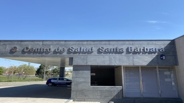 Centro de salud por la mañana con un coche