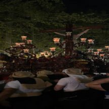 Costaleros cargando la imagen de Cristo en la cruz en Semana Santa