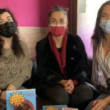 Silvana con las entrevistadoras Angie y Paula sentadas en el sofá