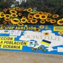 Cartel reivindicativo frente a la embajada de Rusia