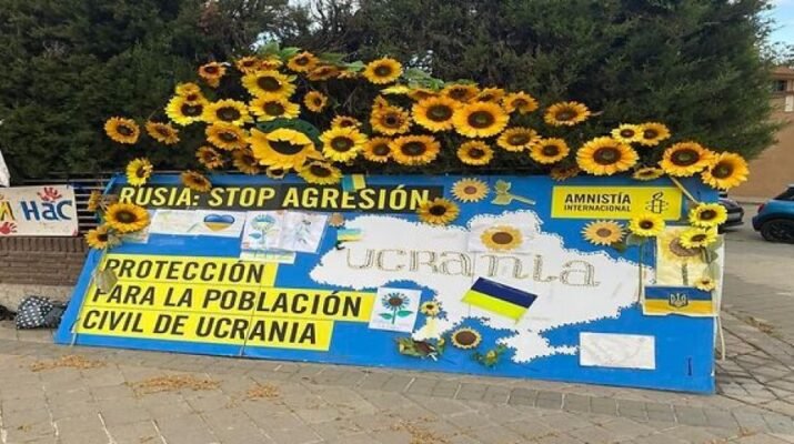 Cartel reivindicativo frente a la embajada de Rusia