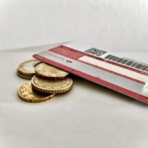 Fotografía de monedas y una tarjeta de crédito.