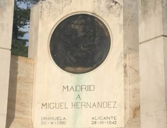 Monumento a Miguel Hernández en el Parque del Oeste en Madrid