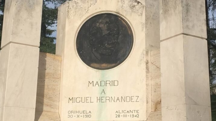 Monumento a Miguel Hernández en el Parque del Oeste en Madrid