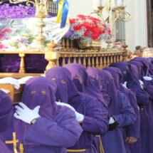 Nazarenos en procesión cargando a Jesus preso de Medinaceli