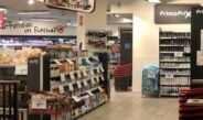 Supermercado desabastecido por la inflación, con un pasillo lleno de productos y carros de compra