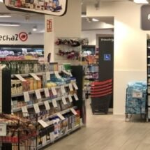 Supermercado desabastecido por la inflación, con un pasillo lleno de productos y carros de compra