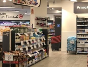 Supermercado desabastecido por la inflación, con un pasillo lleno de productos y carros de compra