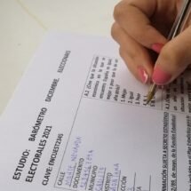 Una mano con las uñas pintadas rellena una encuesta que se titula "Estudio: barómetro diciembre, elecciones electorales 2021", a imitación de las del CIS.