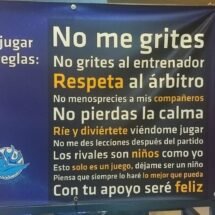 Cartel que pide a los padres más respecto