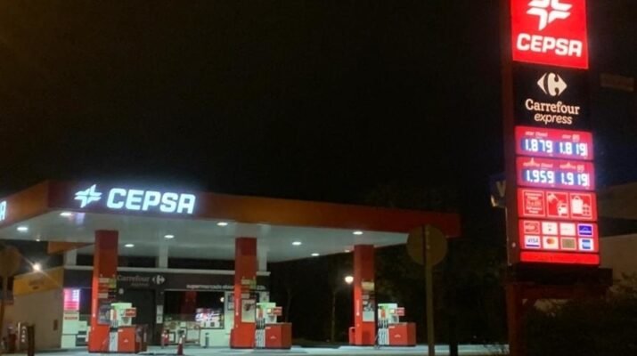 Imagen gasolinera de la empresa Campsa de noche.