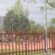 Niños jugando en el Colegio Fuenlabrada, en Fuenlabrada