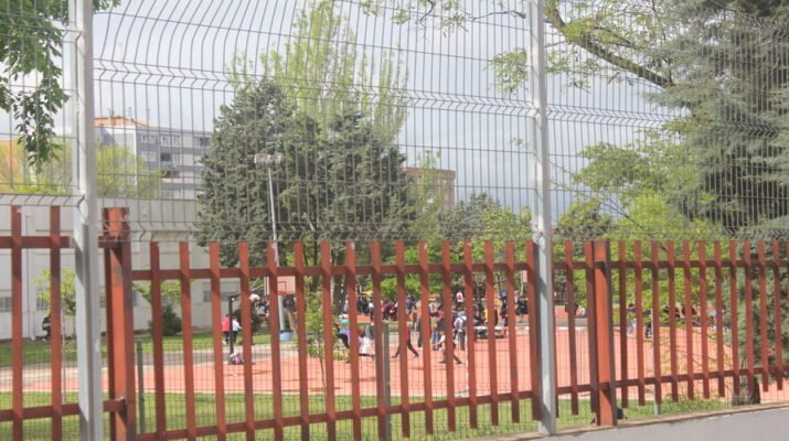 Niños jugando en el Colegio Fuenlabrada, en Fuenlabrada