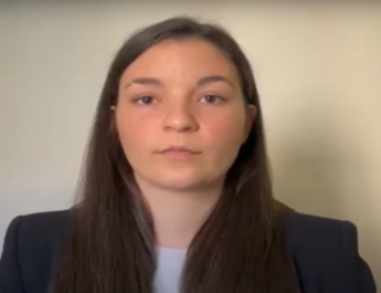 mujer hablando a cámara en un videoanálisis