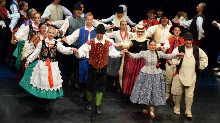 Baile entre distintas nacionalidades en un festival de folclore.