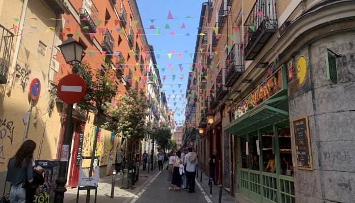 Gente celebrando la fiesta del 2 de mayo en Malasaña