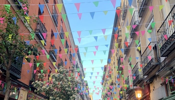 Banderillas entre dos edificios