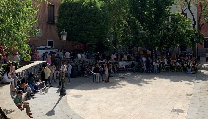 La plaza de Malasaña con varias personas