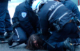 Policías deteniendo a persona en el suelo