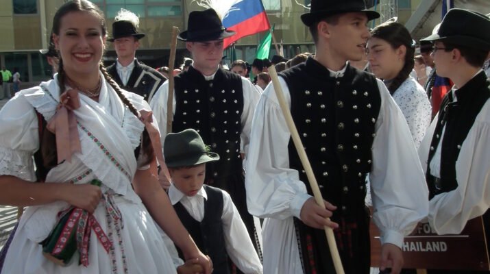 Desfile de trajes de folclore