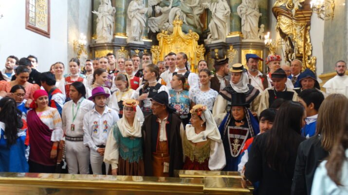Varios participantes del festival de folclore CIOFF posan