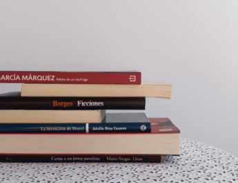 Pila de libros de literatura hispanoamericana entre los que se ven nombres como el de Gabriel García Márquez, Borges, Adolfo Bioy Casares y Mario Vargas Llosa