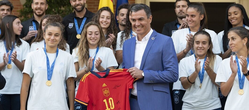 Pedro Sanchez recibe a las jugadoras de la selección española, quienes le entregan una camiseta firmada