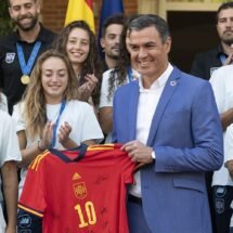 Pedro Sanchez recibe a las jugadoras de la selección española, quienes le entregan una camiseta firmada