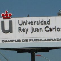 Cartel del Campus de Fuenlabrada de la Universidad Rey Juan Carlos en la mañana