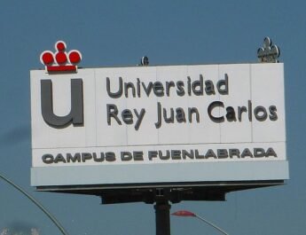 Cartel del Campus de Fuenlabrada de la Universidad Rey Juan Carlos en la mañana