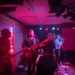 Cantante de Hada tocando la guitarra y cantando