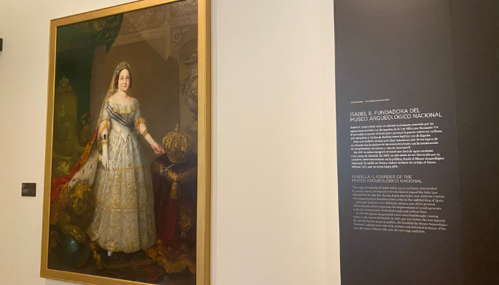 Retrato que conmemora a la fundadora del museo, la reina Isabel II