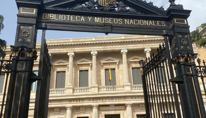 Entrada al Museo Arqueológico Nacional, una verja negra, de metal, con el letrero "Biblioteca y Museos Nacionales"