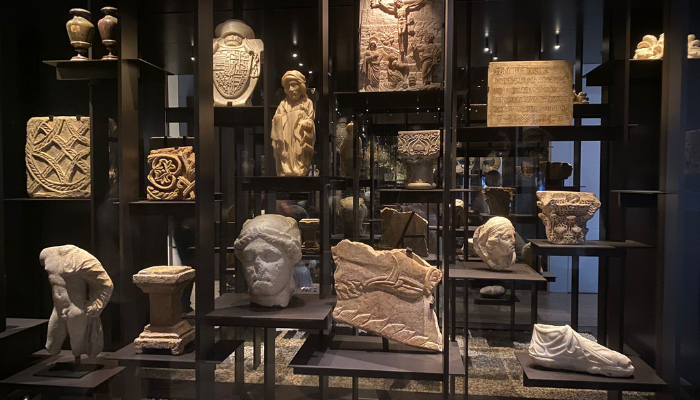 Exposición de esculturas romanas realizadas en piedra provenientes de la Hispania Romana.