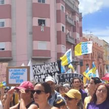 Personas manifestándose con la bandera de canarias