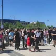 Grupo de estudiantes de Danza de la Universidad Rey Juan Carlos manifestándose en el campus de Fuenlabrada. En la parte izquierda hay una pancarta en la que pone "Por una educación en Artes digna y de calidad"