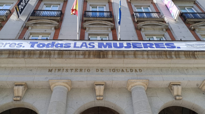 Plano contrapicado de la fachada del Ministerio de Igualdad de España en Madrid