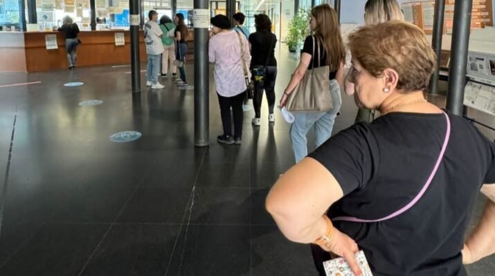 En la foto propuesta se aprecia una fila de personas para ser atendidas en un Hospital con ademanes de desesperación.