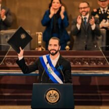 Nayib Bukele porta en la mano una propuesta legislativa