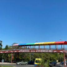 Puente con los colores del colectivo LGTBI en Fuenlabrada