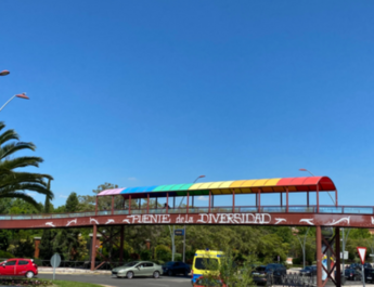 Puente con los colores del colectivo LGTBI en Fuenlabrada