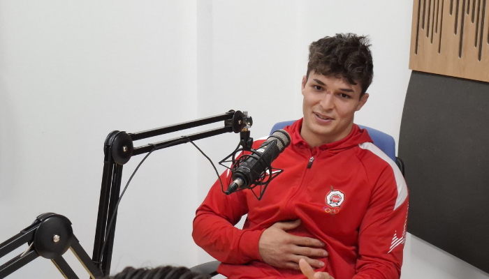 Aharón Santamaría con la mano en el estómago, hablando apasionadamente en una entrevista.