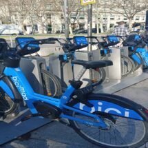 Se observa un aparcamiento para bicicletas, concretamente del servicio de bicicletas públicas de Madrid: Bicimad.