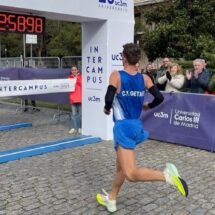 Ganador de la carrera de 10 km. a punto de cruzar la línea de meta en el minuto 33.