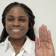 Persona entrevistada saludando