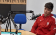 Aharón Santamaría en una entrevista de radio, con una mirada reflexiva.