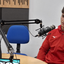 Aharón Santamaría en una entrevista de radio, con una mirada reflexiva.
