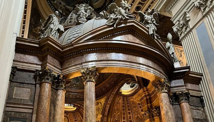 Interior de la Basílica del Pilar