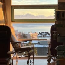 La imagen muestra la sala vacía de un hospital, en representación a la esencia de la noticia que trata de la pérdida de calidad del servicio sanitario público por falta de innovación e investigación.